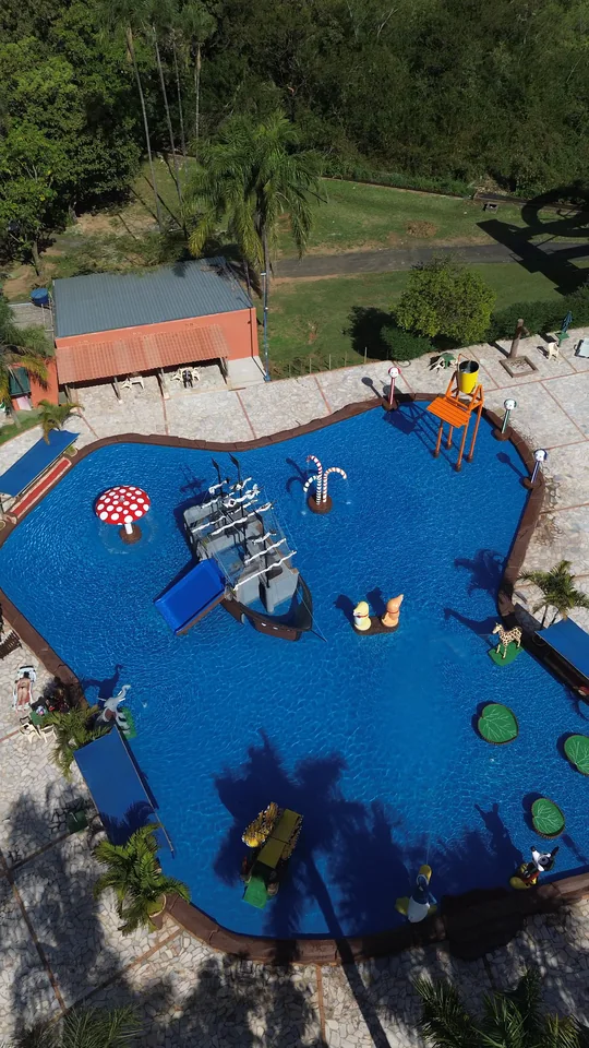Piscina infantil com barco pirata vista de cima