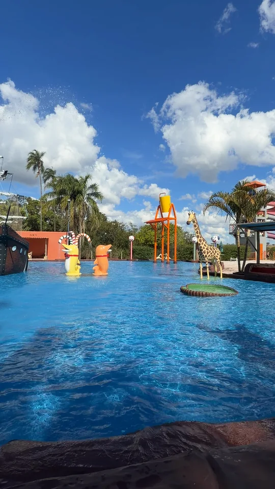 Piscina infantil com torre colorida