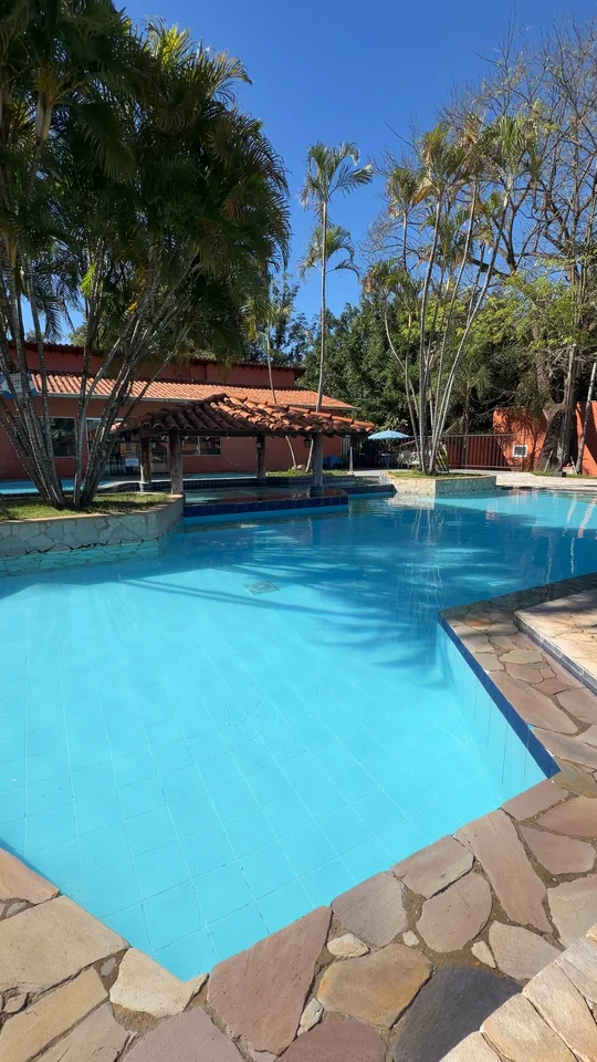 Piscina com deck de pedra