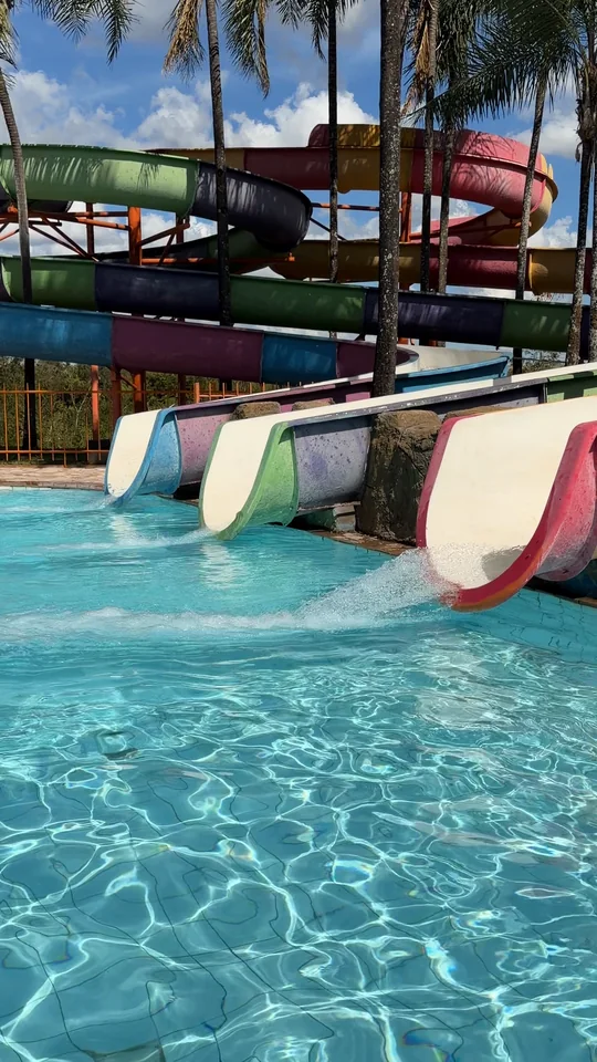 Toboáguas desaguando na piscina