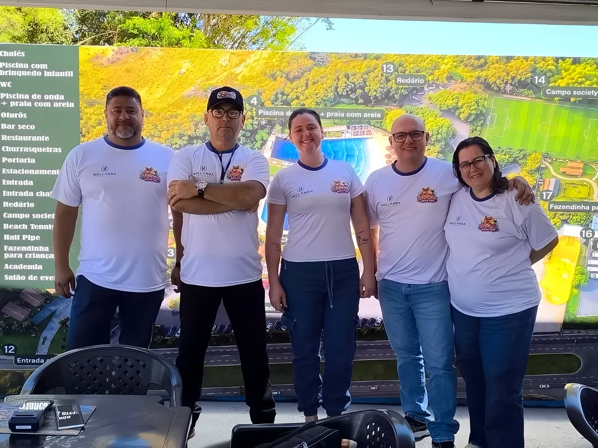 Equipe da Hollanda diante do mapa do projeto do Raposa Water Park