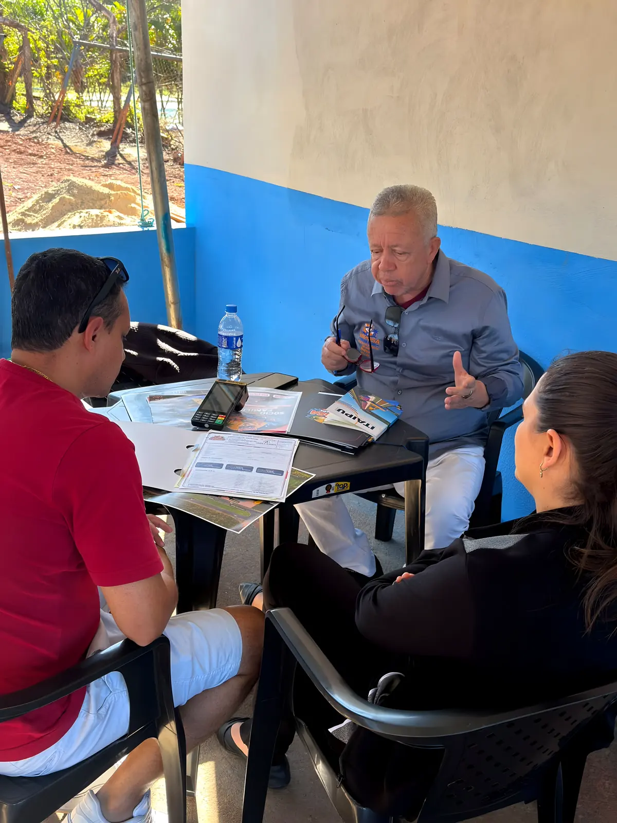 Corretor da Hollanda apresentando um plano de títulos a um casal